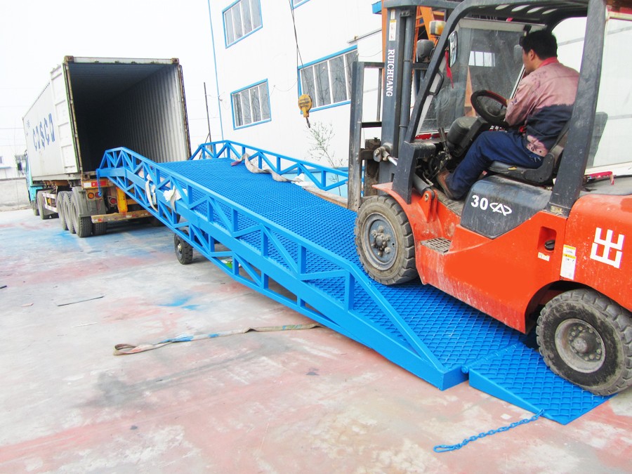 移動(dòng)式液壓登車橋